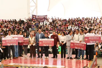 Entrega de Becas de la Transformación a universitarios en Hidalgo.
