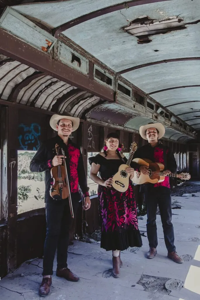 Los Tlacuilos conquista Colombia con el huapango hidalguense