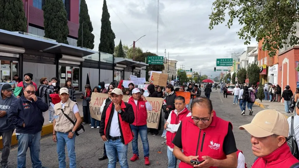 Protesta irrumpe en mitin de la UAEH y exhibe reclamos en Plaza Juárez