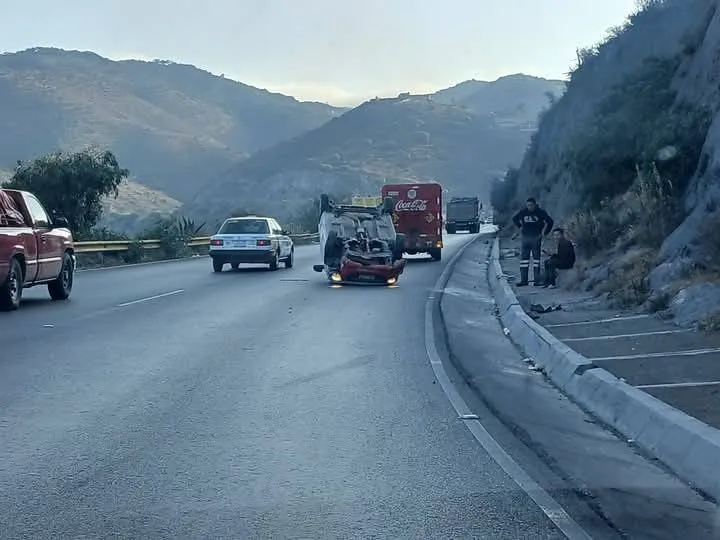 Accidente en el Corredor de la Montaña: volcadura de auto genera congestión vial