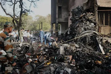 Avión con destino a Londres se estrella en India: más de 200 muertos