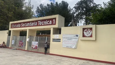 Maestros protestan en la Técnica 1 por presunta imposición de directivos
