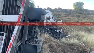 Volcadura de tráiler en el Arco Norte