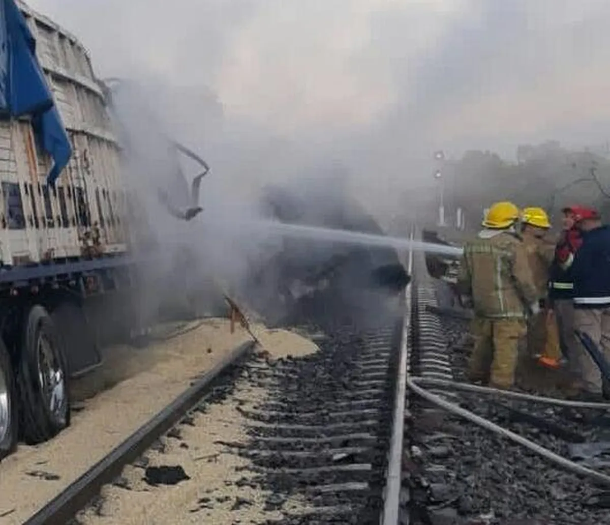 Trailero intentó ganar paso al tren y terminó en llamas
