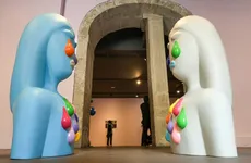 Esculturas de fibra de vidrio de la serie Amelia de Penny Goring en sala morada.