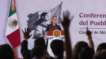 Claudia Sheinbaum durante su conferencia matutina, donde habló sobre el retiro de visas estadounidenses a mexicanos.