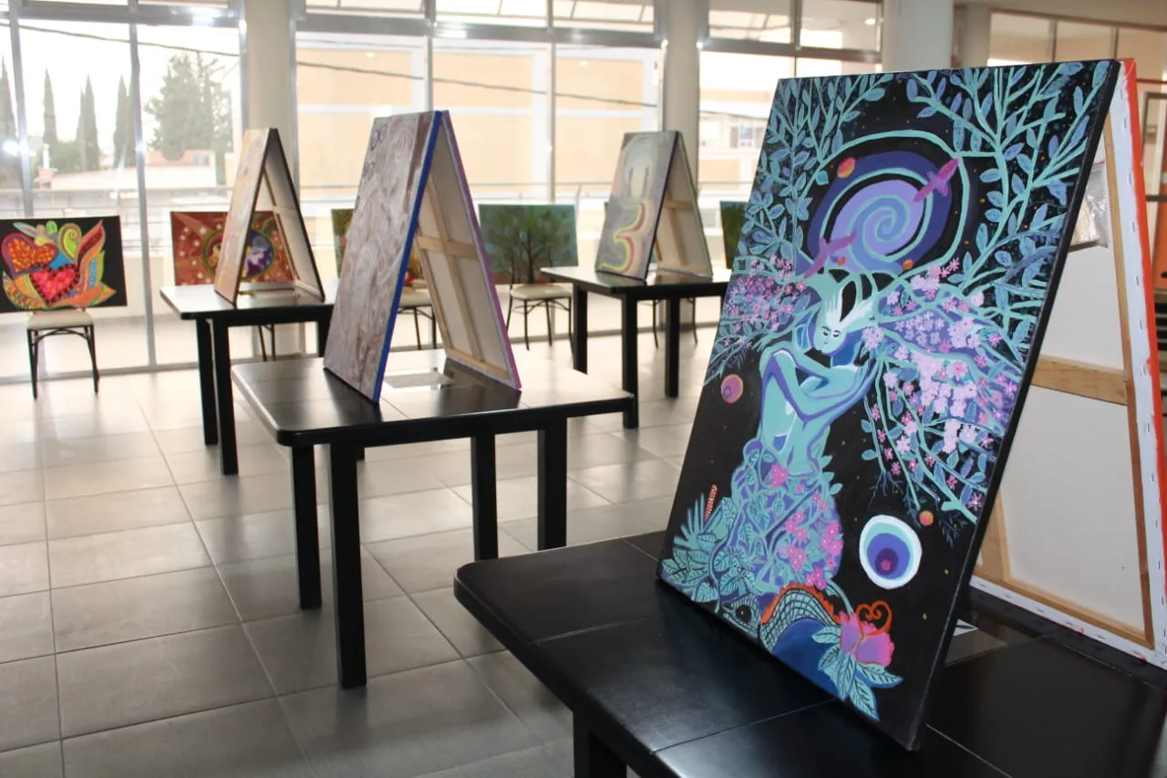 Sorprenden a Consuelito: montan su primera exposición de pintura