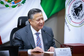 Menchaca impulsa reforma con recorte a regidurías y privilegios