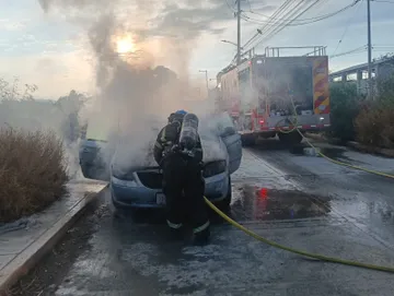Bomberos sofocan incendio de camioneta en Hidalgo