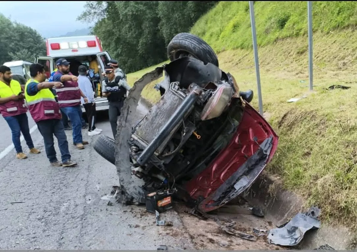 Volcadura en la México–Tuxpan detiene el tránsito.