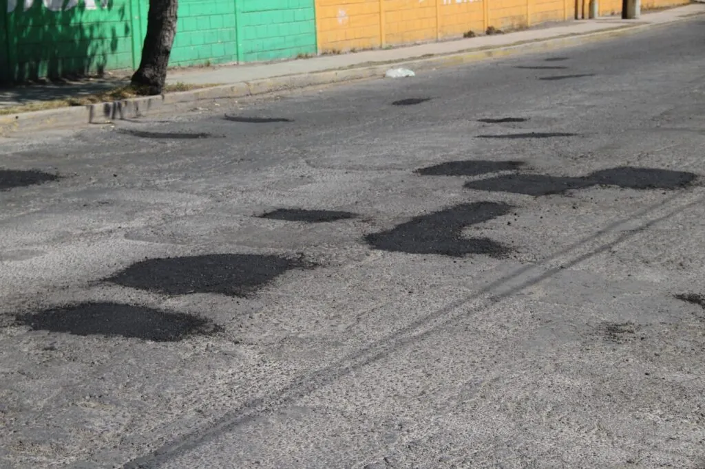 Pachuca alista reglas para quienes tapan baches por su cuenta