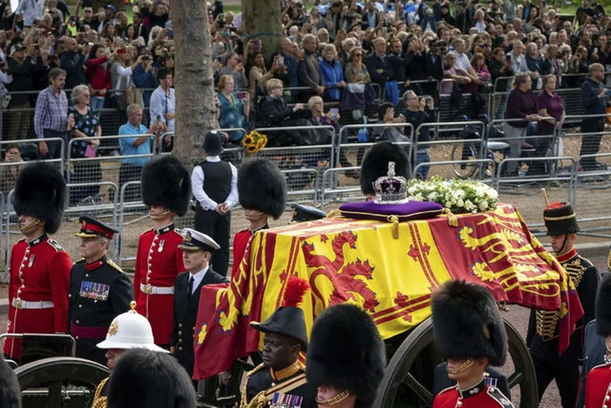 Féretro de Isabel II llega al Palacio de Westminster