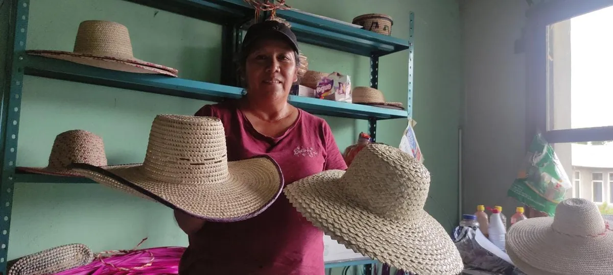 Artesana hace llamado a empresas a fijarse en sus sombreros de palma