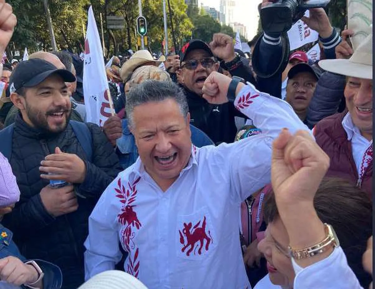 Asiste gobernador de Hidalgo a marcha convocada por AMLO