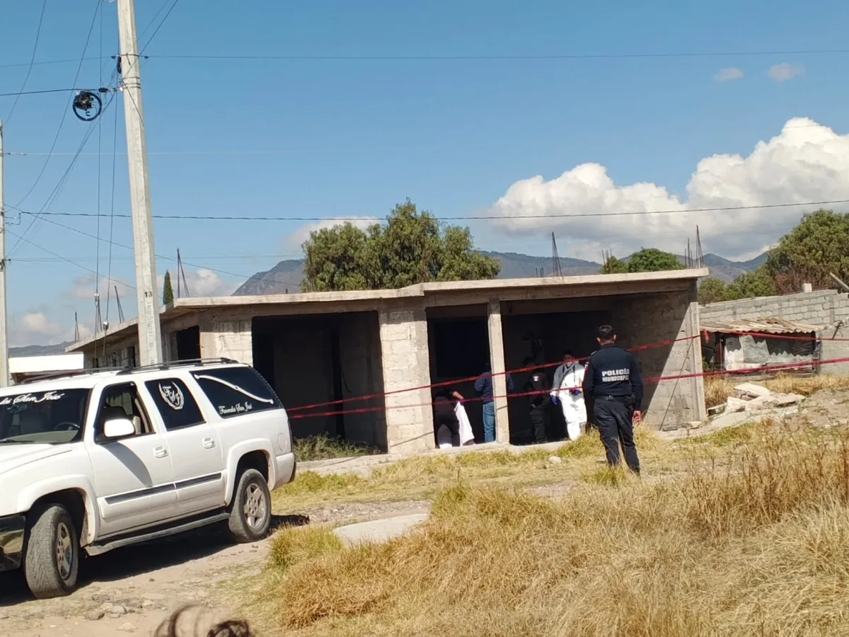 Un hallazgo dentro de una construcción activó a autoridades en Tepeapulco. La Fiscalía ya investiga lo ocurrido.