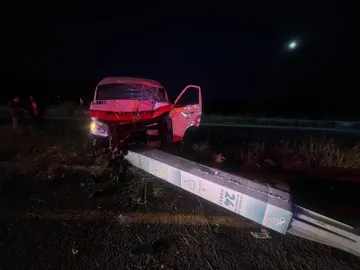 Conductor queda prensado tras choque de urvan en Atotonilco