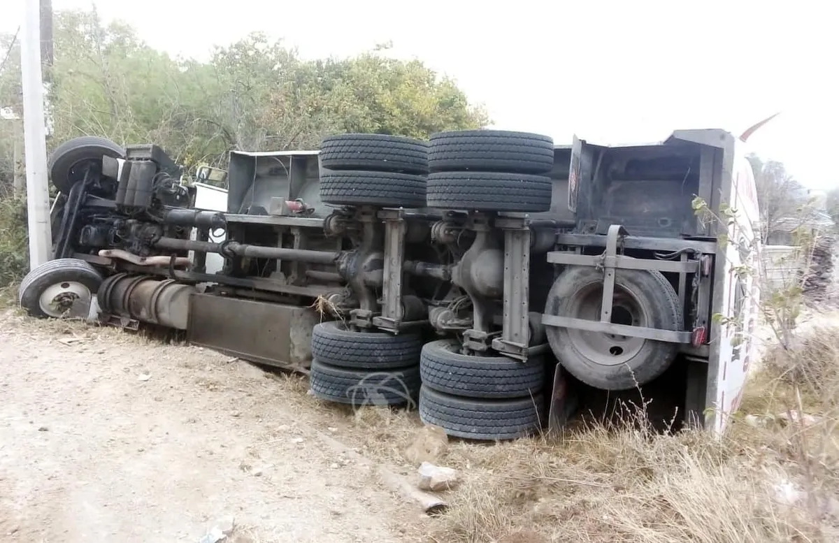 Vuelca pipa con hidrocarburo en Tepetitlán