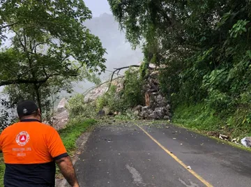 Derrumbe de tierra incomunica a Pisaflores y comunidades de Chapulhuacán