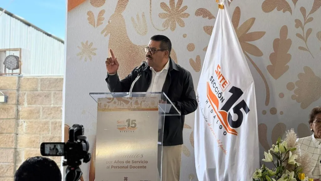 Mil 912 docentes de Hidalgo reciben reconocimiento por años de servicio