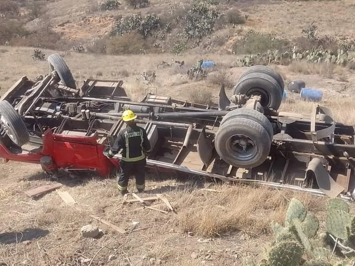 Vuelca camioneta que transportaba huachicol; era perseguida por la Guardia Nacional
