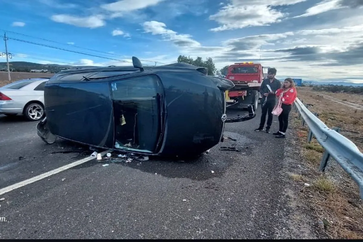 Autopista México-Pachuca: vuelca auto a la altura de Zapotlán