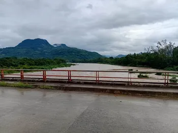 Camino afectado por las lluvias en Hidalgo, donde deslaves, caída de rocas y el aumento de corrientes han provocado cierres y restricciones viales.