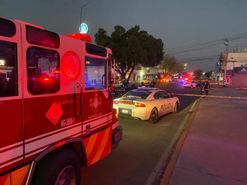 ¡Accidente fatal! Taxi se impacta contra árbol; deja un muerto y un herido en Pachuca