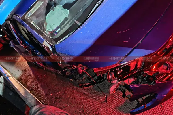 Llamó la atención: vehículo dañado, pertenencias dentro y ningún tripulante en el lugar. Ocurrió en la autopista México-Pachuca.