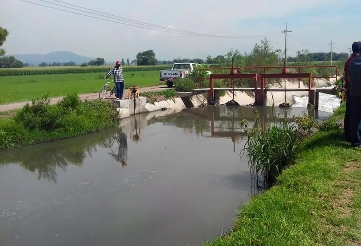 Hallan feto en compuerta de canal de aguas negras en Hidalgo