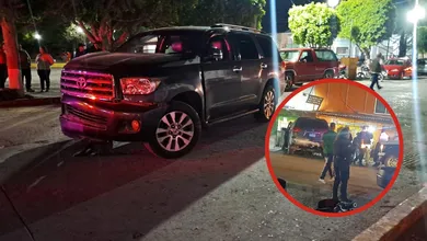 Camioneta choca contra negocio