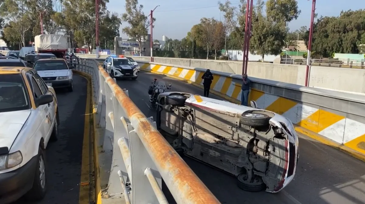 Vuelca taxi en Pachuca; hay un herido