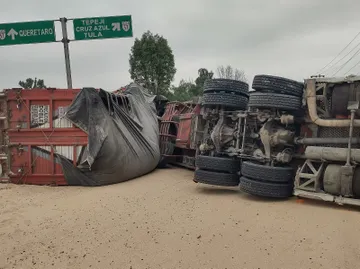 Rapiña tras volcadura de tráiler en la autopista México-Querétaro