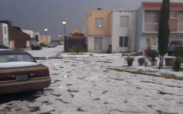 Intensa lluvia y granizo sorprende a pobladores de Tizayuca
