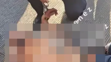Las víctimas enfurecidas no lo dejaron ir hasta que la policía lo detuvo en estas condiciones.