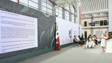 La presidenta Claudia Sheinbaum durante una conferencia donde abordó temas de política exterior, seguridad y desarrollo nacional.