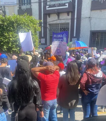Cientos de mujeres marchan para pedir justicia por feminicido en Mixquiahuala