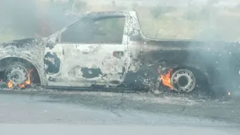 Camioneta envuelta en llamas sobre la carretera Pachuca-Ciudad Sahagún, en Zempoala.