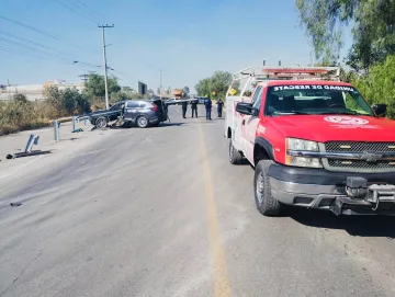 Servicios de emergencia atienden el accidente donde una mujer murió y un motociclista resultó herido en Atitalaquia.