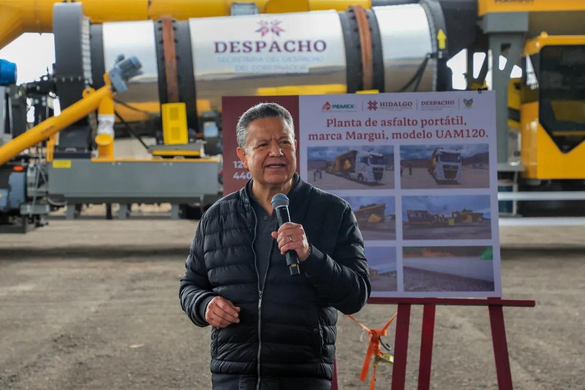 Pemex dona asfaltadora a Hidalgo para mejorar infraestructura