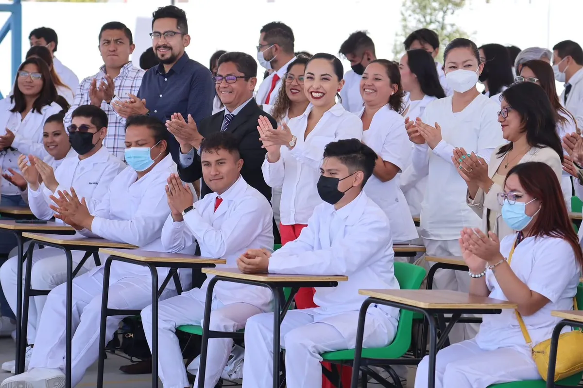 Dan bienvenida a primera generación de médicos en Tizayuca