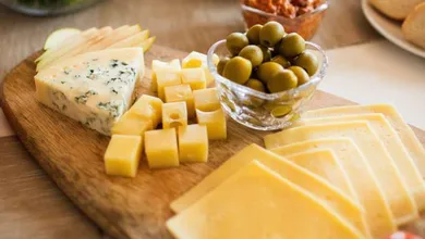 Profeco alerta sobre quesos procesados vendidos como manchego. Te explicamos qué encontró y cómo identificarlos.