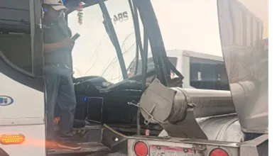 Autobús de la línea Tizayuca choca contra pipa en la autopista México-Pachuca