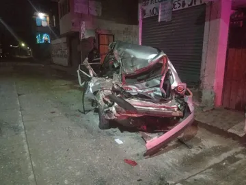 Accidente en Tula: auto destroza camioneta estacionada y huye