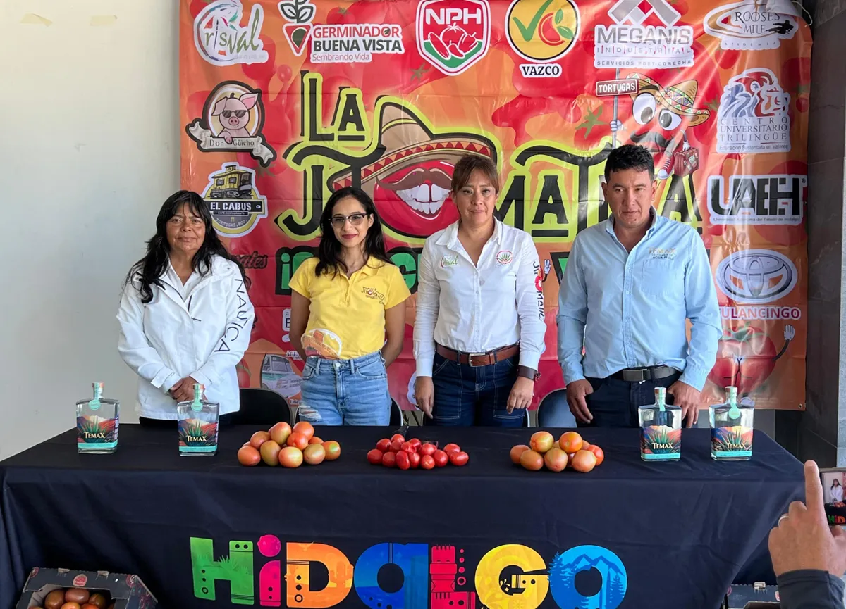 Personas lanzando jitomates en el festival La Jitomatiza 2025 en Metepec, Hidalgo.