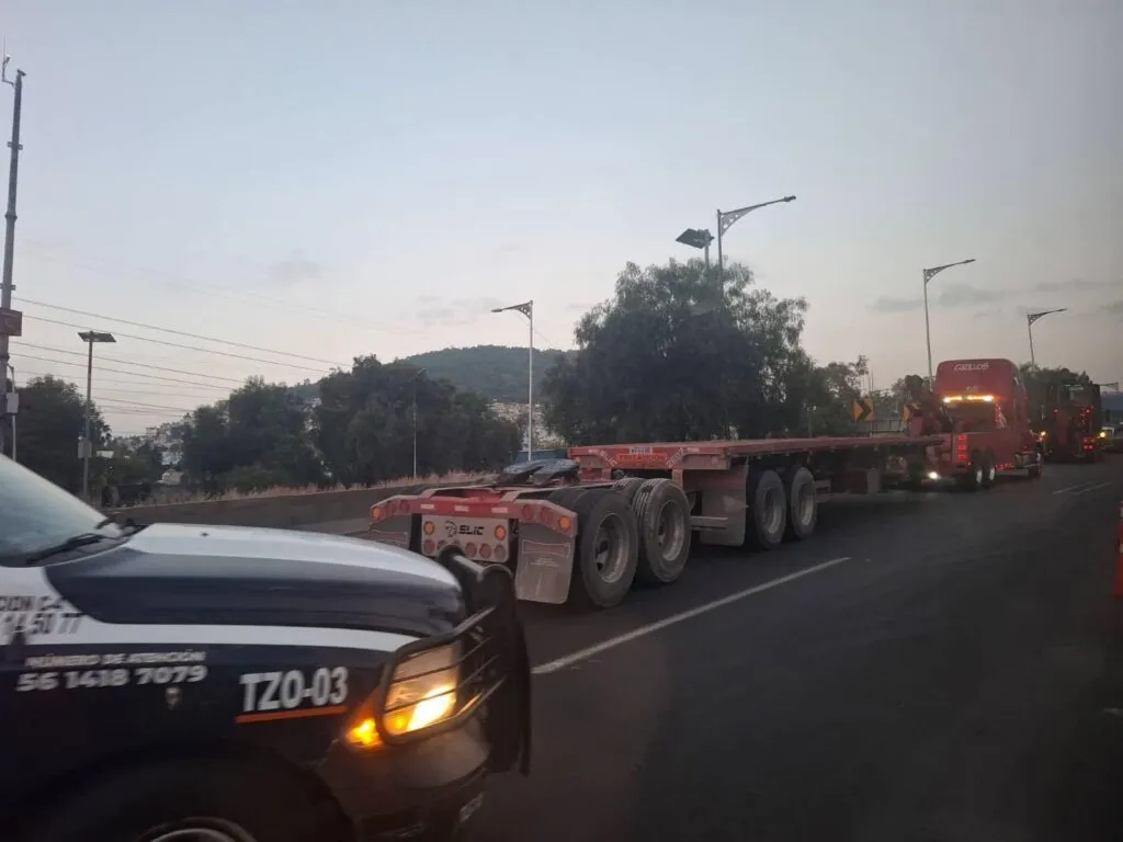 Tráiler pierde su contenedor en la México-Pachuca; caos vial y largas filas este sábado