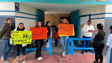 Padres de familia se manifiestan afuera del Colegio IBO en Tizayuca.