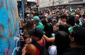 Aficionados forman largas filas para ingresar al Fan Fest del Zócalo en medio de una importante aglomeración.