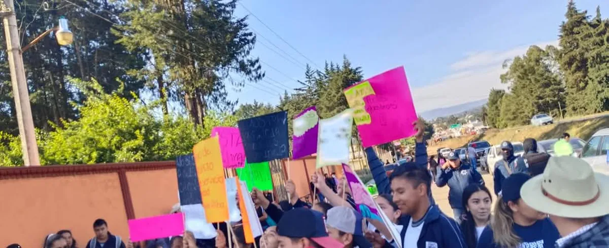 Protesta por despido de maestros en telesecundaria de Acaxochitlán