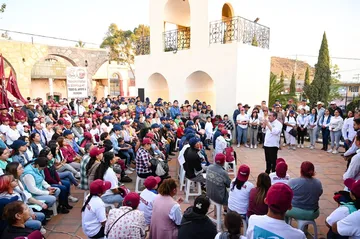 Sinuhé congrega a cientos en Santiago Tepeyahualco