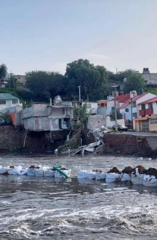 Tula de Allende: se derrumba casa en el Río Tula tras lluvias